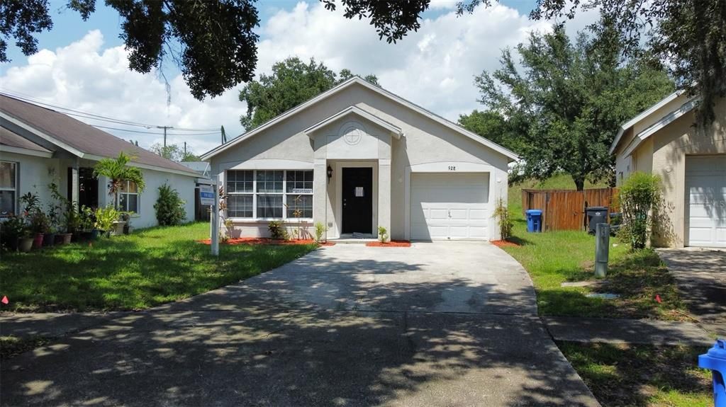 For Sale: $285,000 (3 beds, 2 baths, 1038 Square Feet)