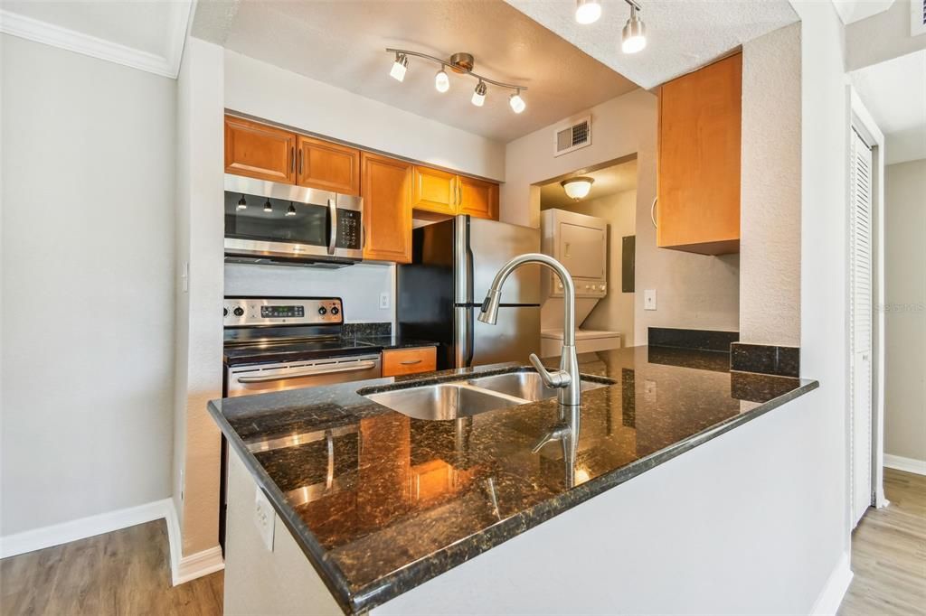 For Rent: $1,600 (1 beds, 1 baths, 637 Square Feet)