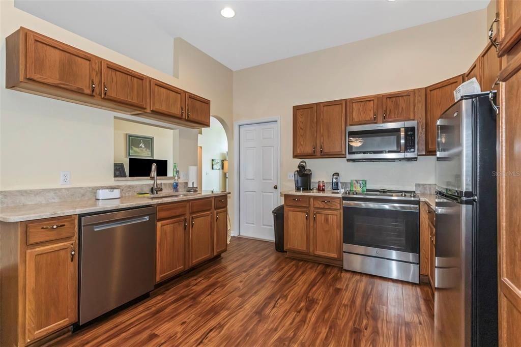 Active With Contract: $249,000 (2 beds, 2 baths, 1139 Square Feet)