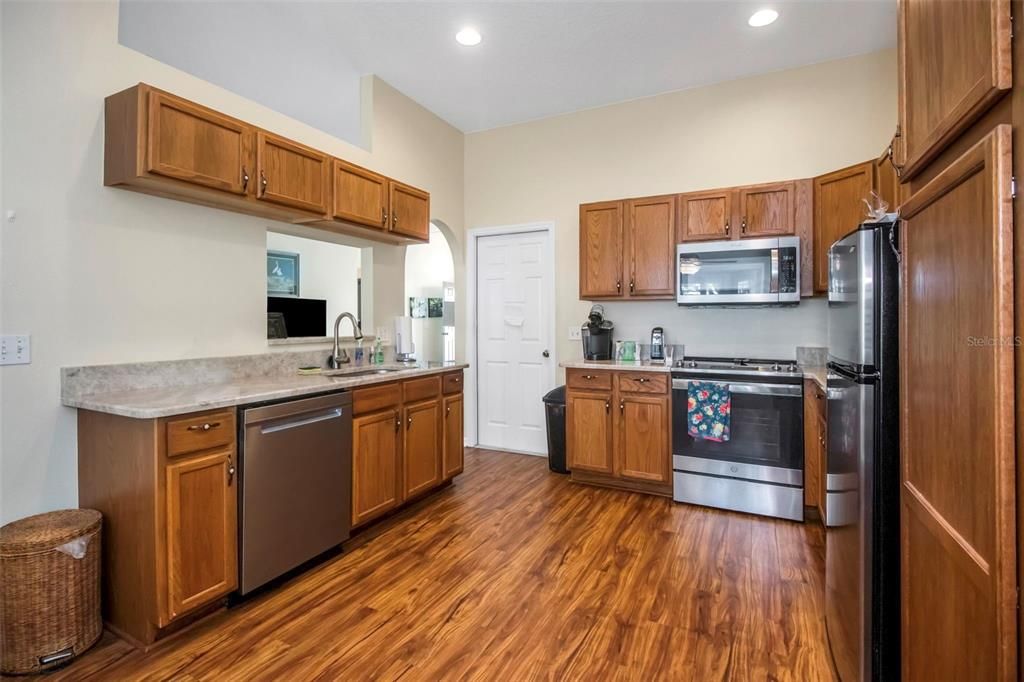 Active With Contract: $249,000 (2 beds, 2 baths, 1139 Square Feet)