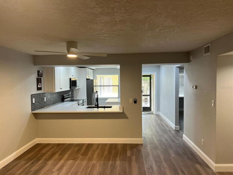 For Sale: $304,000 (2 beds, 2 baths, 1069 Square Feet)