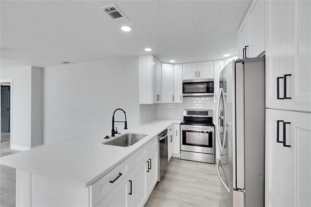 For Sale: $280,000 (2 beds, 2 baths, 940 Square Feet)