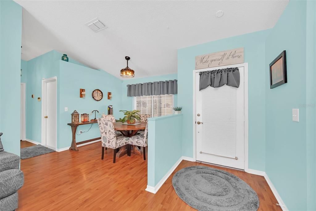 For Sale: $331,900 (2 beds, 2 baths, 1213 Square Feet)