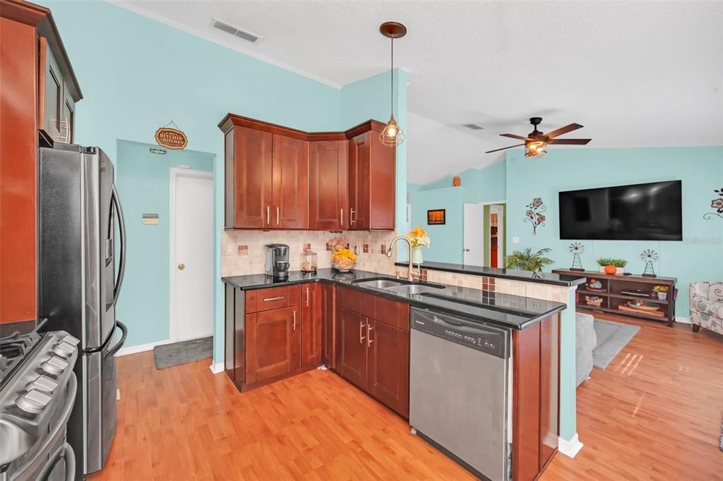 For Sale: $331,900 (2 beds, 2 baths, 1213 Square Feet)