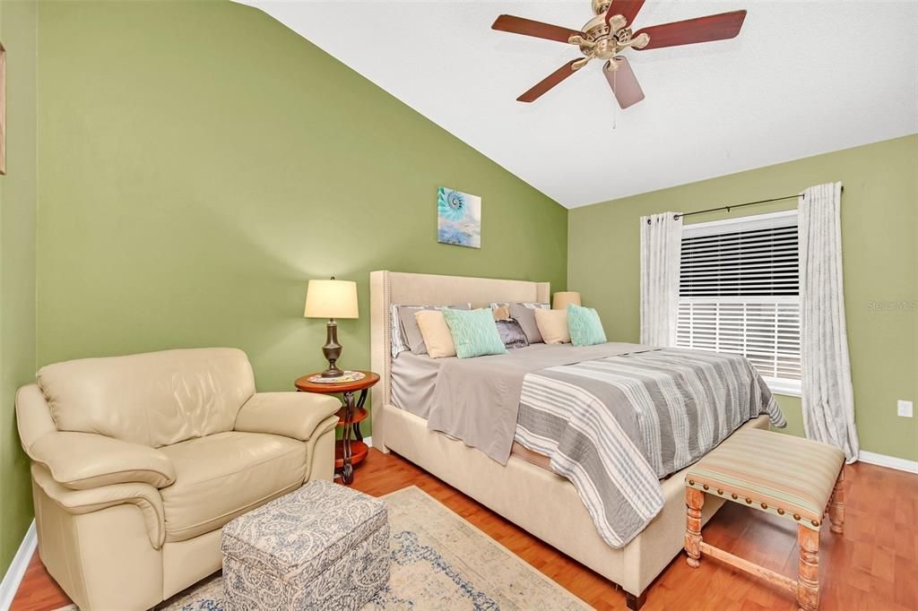 For Sale: $331,900 (2 beds, 2 baths, 1213 Square Feet)