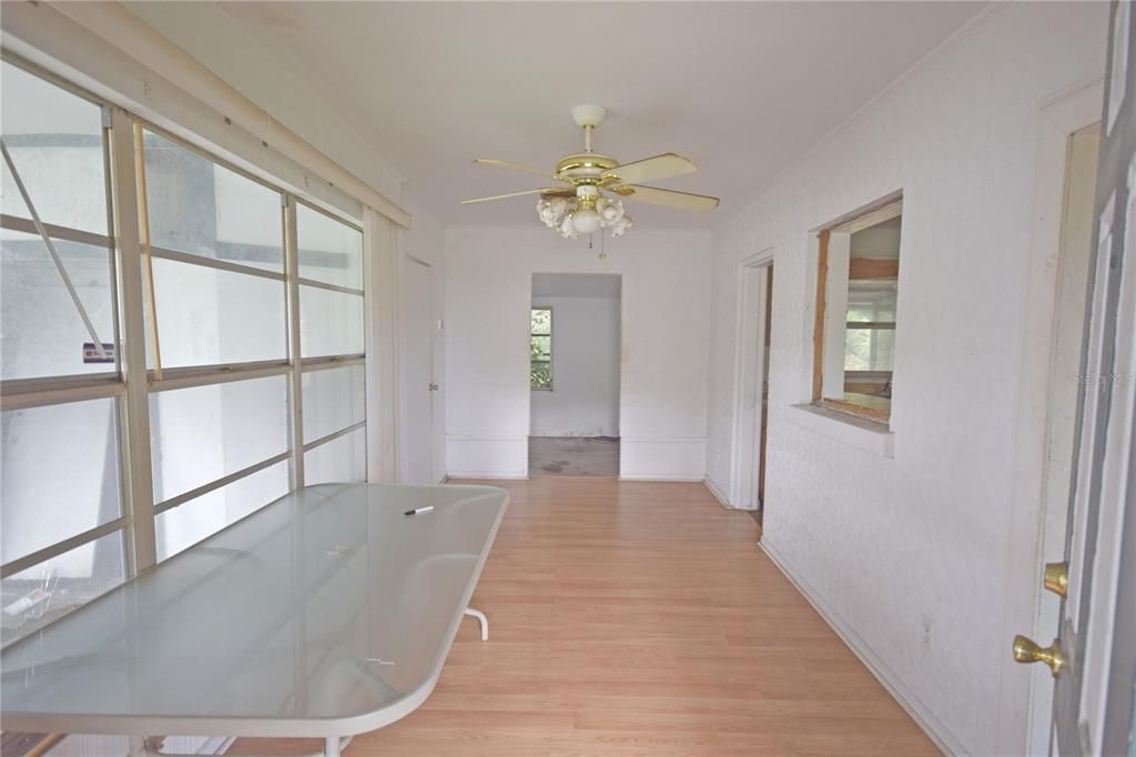 For Sale: $229,000 (2 beds, 1 baths, 944 Square Feet)
