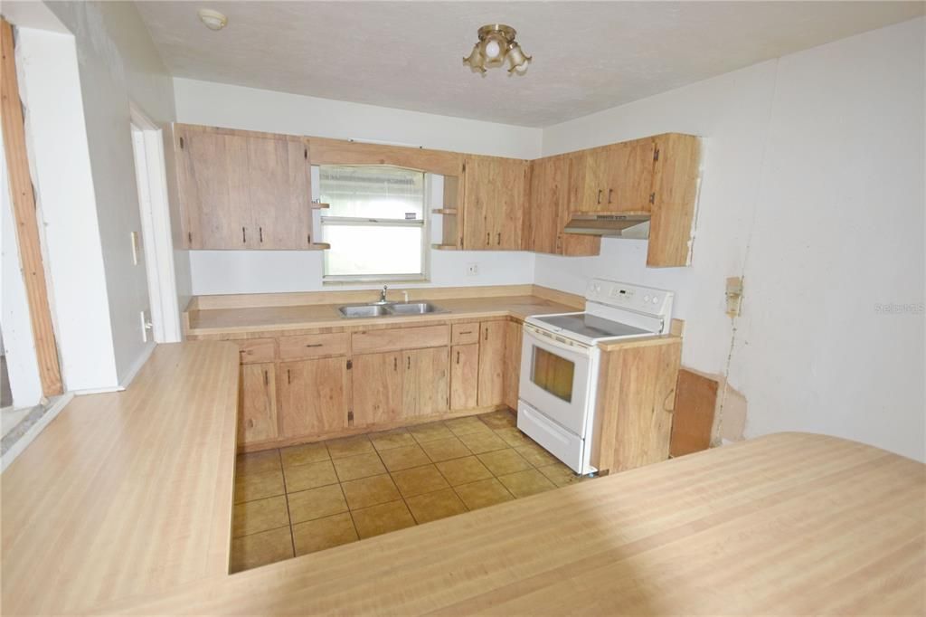 For Sale: $229,000 (2 beds, 1 baths, 944 Square Feet)