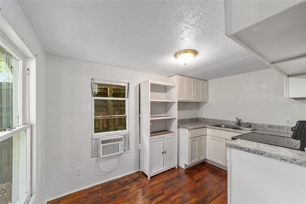 For Sale: $135,000 (1 beds, 1 baths, 593 Square Feet)