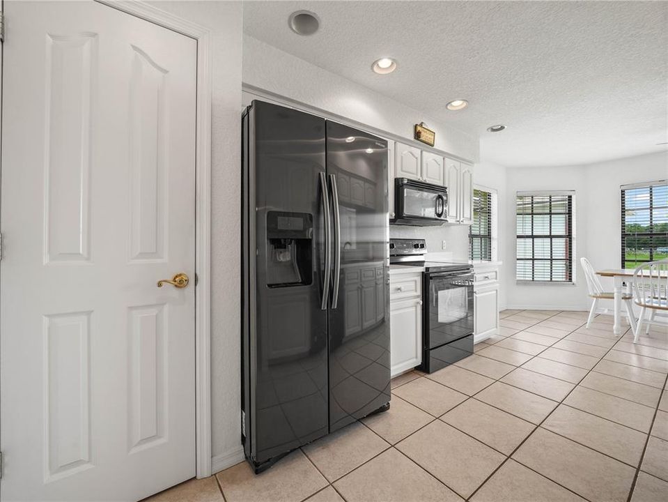 Galley Kitchen w Pantry