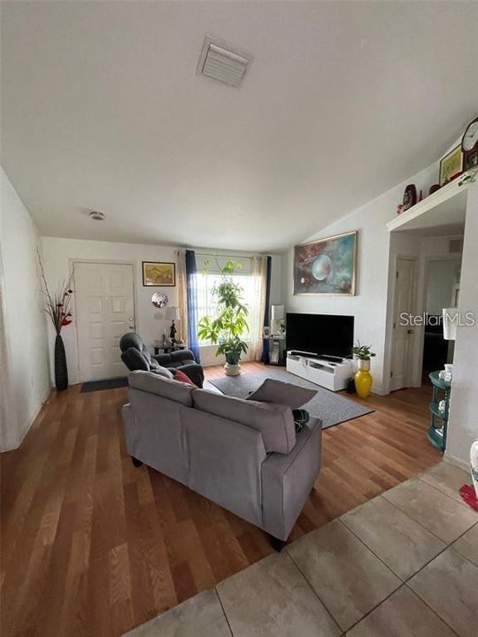 For Sale: $259,900 (3 beds, 2 baths, 1070 Square Feet)