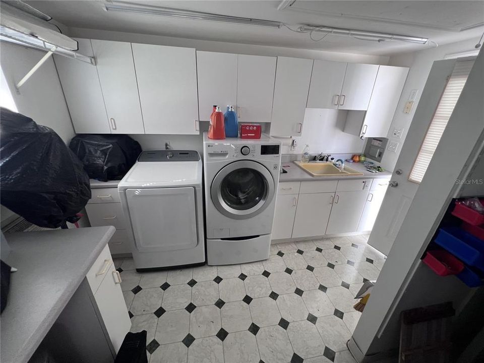 For Sale: $129,900 (1 beds, 1 baths, 777 Square Feet)