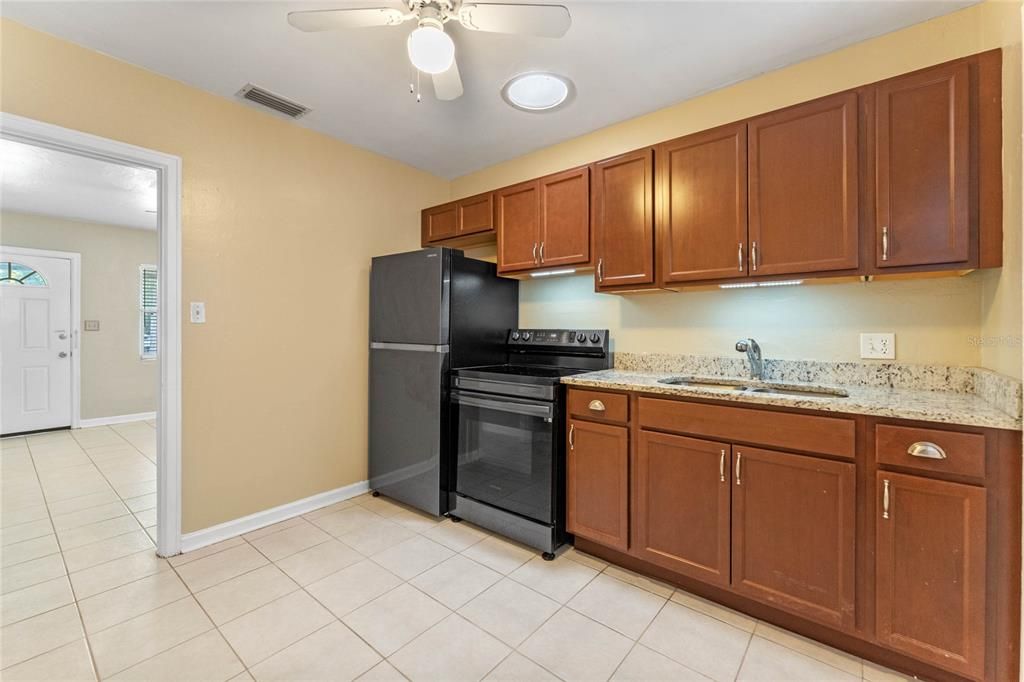 For Rent: $2,450 (2 beds, 1 baths, 702 Square Feet)