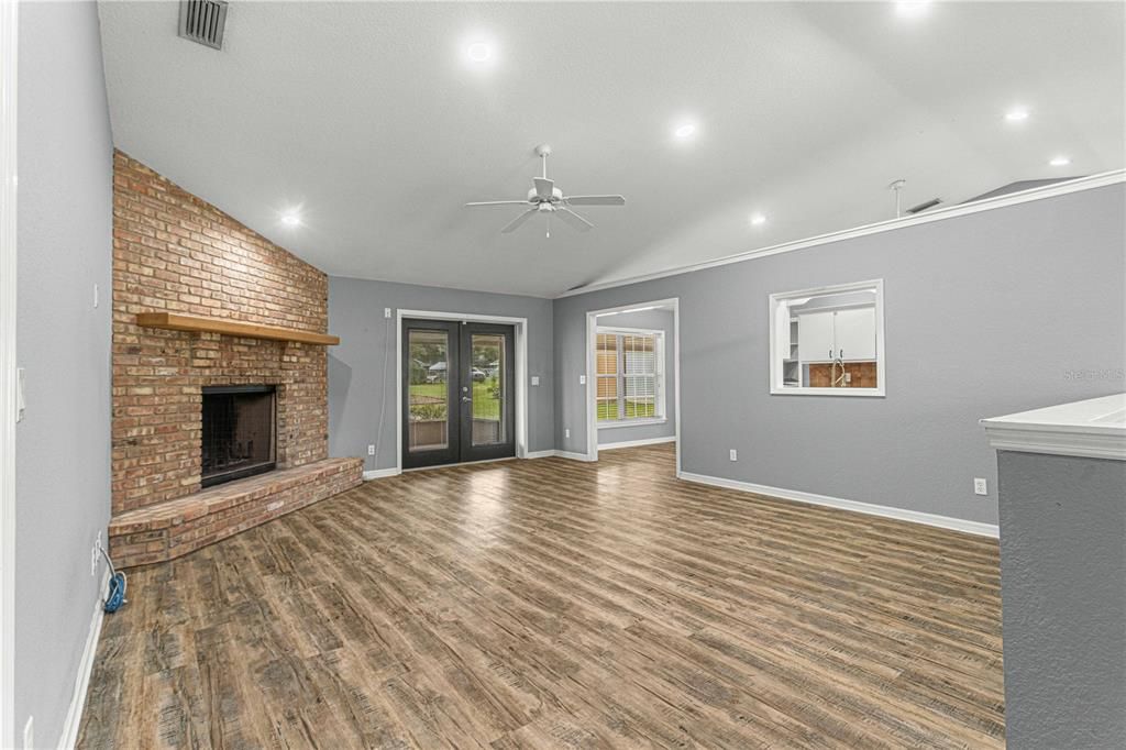 Living Room/Fireplace