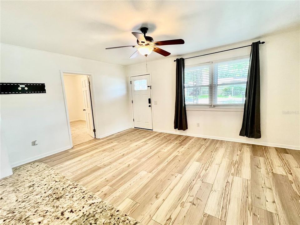 For Sale: $245,000 (3 beds, 2 baths, 932 Square Feet)