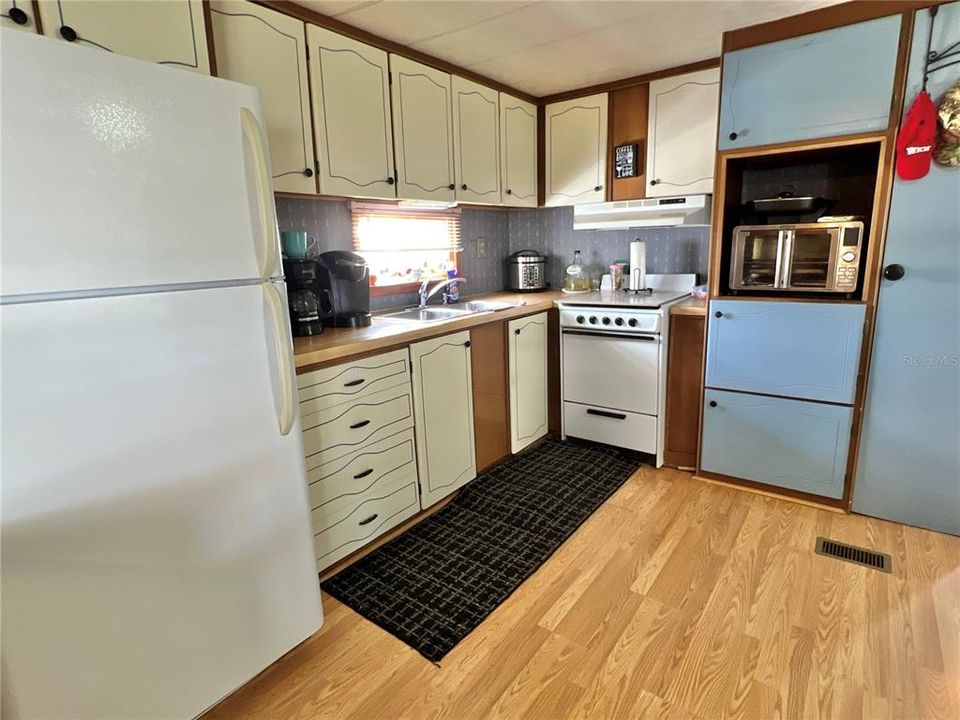 For Sale: $145,000 (2 beds, 2 baths, 832 Square Feet)