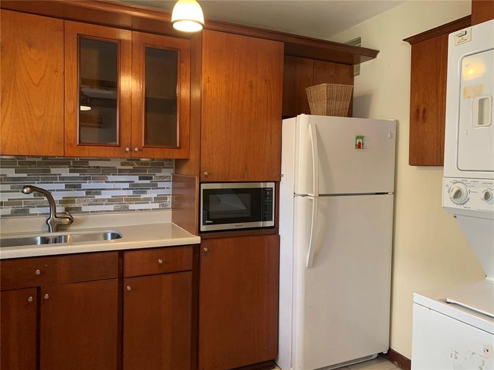 Fully equipped kitchen and washer and dryer