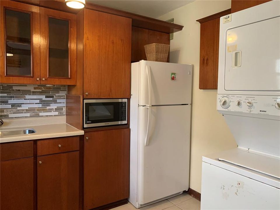 Fully equipped kitchen and washer and dryer