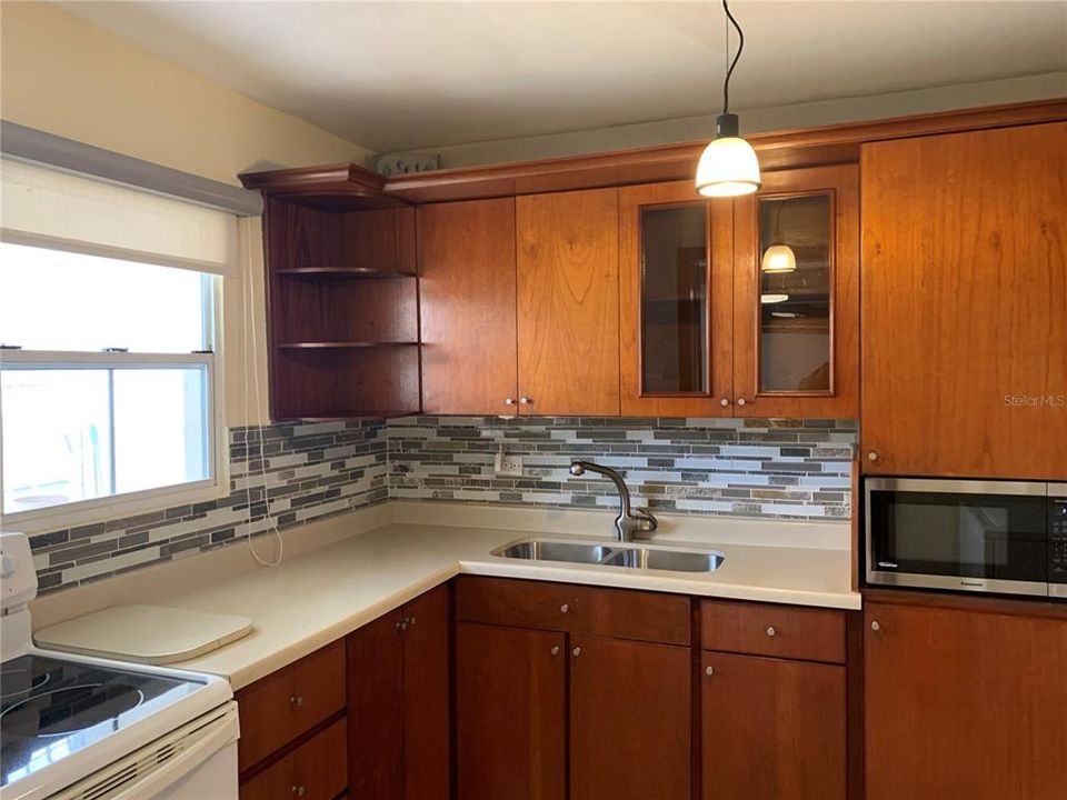 Fully equipped kitchen and washer and dryer