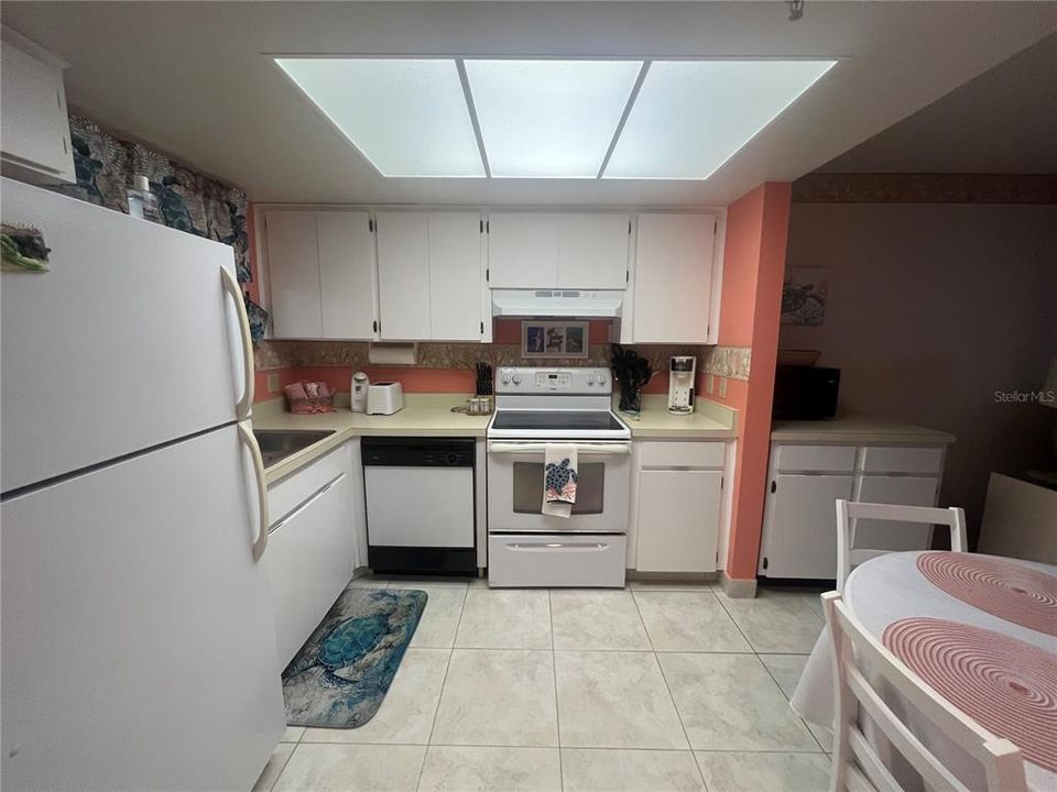 For Sale: $233,000 (1 beds, 1 baths, 733 Square Feet)