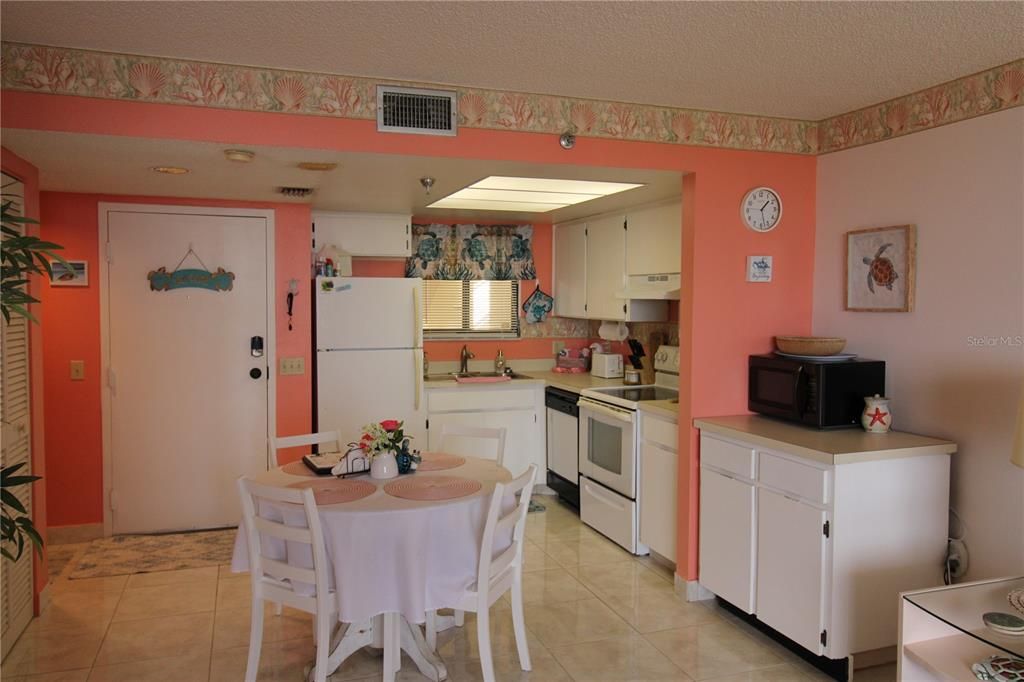 For Sale: $233,000 (1 beds, 1 baths, 733 Square Feet)