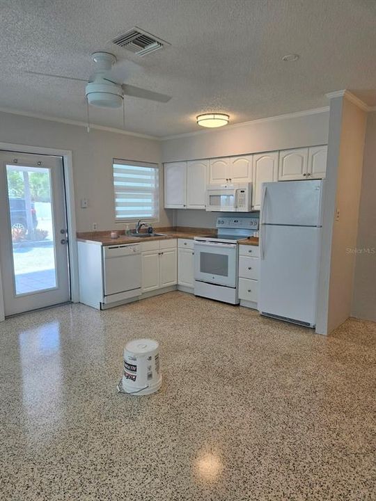 For Rent: $1,700 (2 beds, 1 baths, 770 Square Feet)