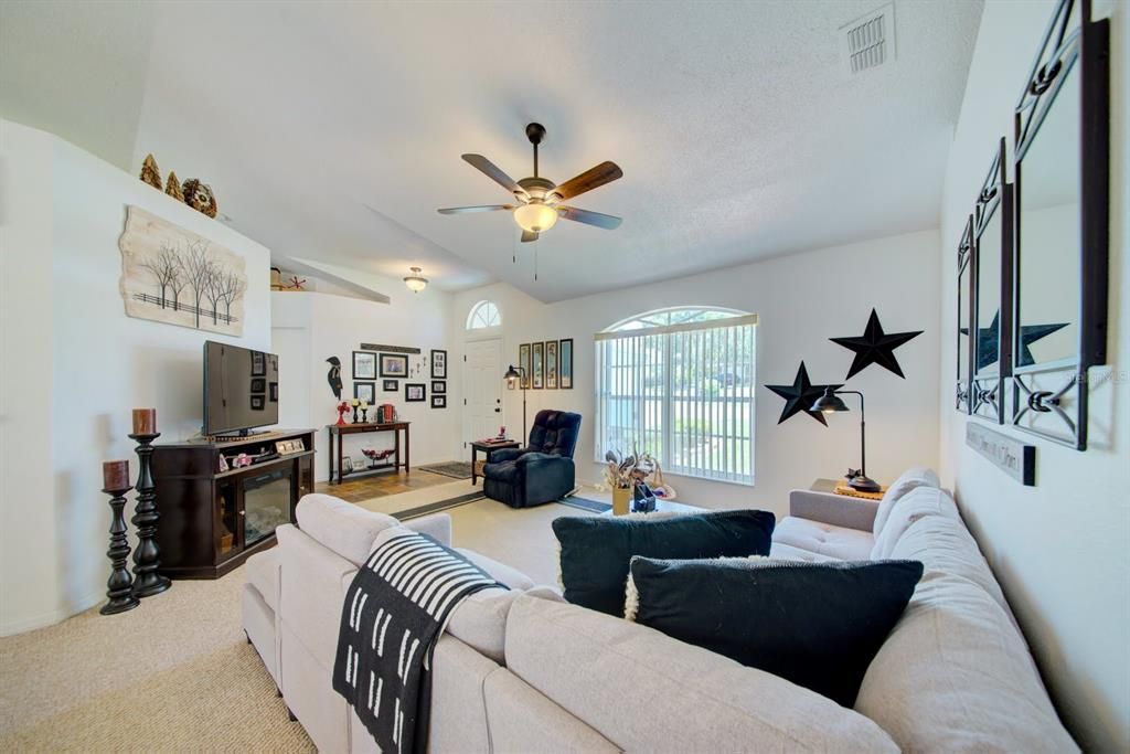 For Sale: $379,900 (3 beds, 2 baths, 1502 Square Feet)