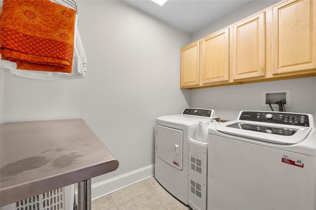laundry room w/ gas dryer