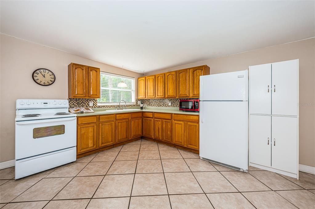 For Sale: $299,999 (2 beds, 2 baths, 1370 Square Feet)