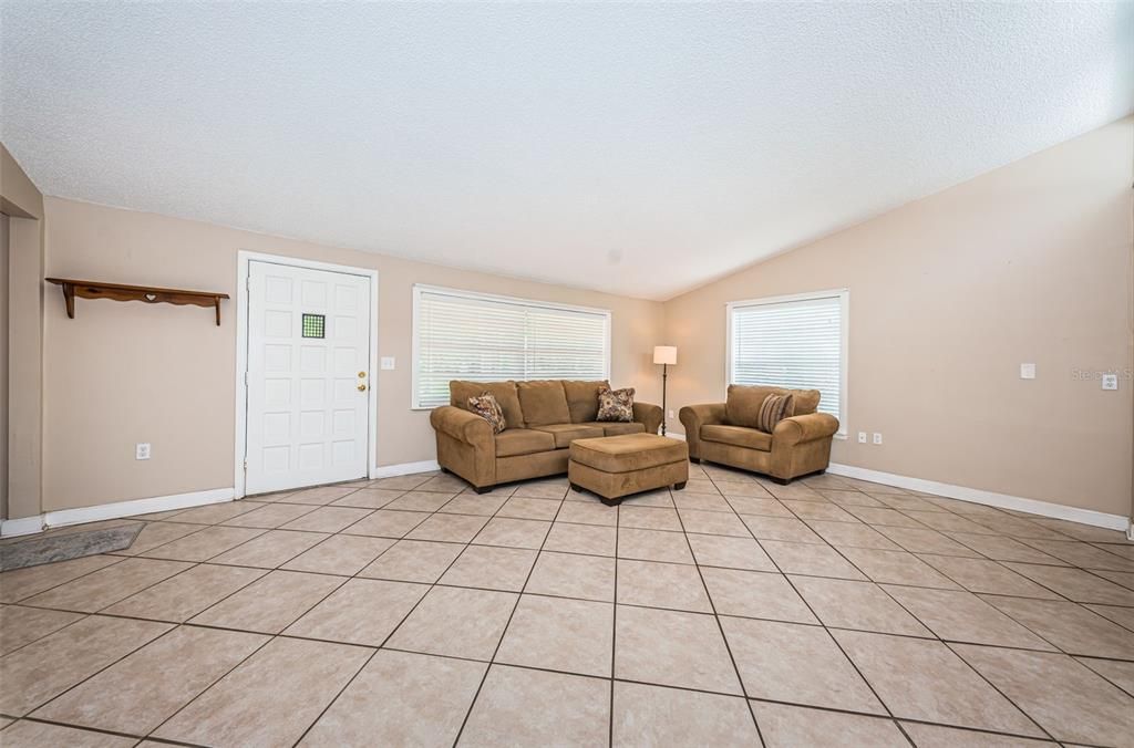 For Sale: $299,999 (2 beds, 2 baths, 1370 Square Feet)