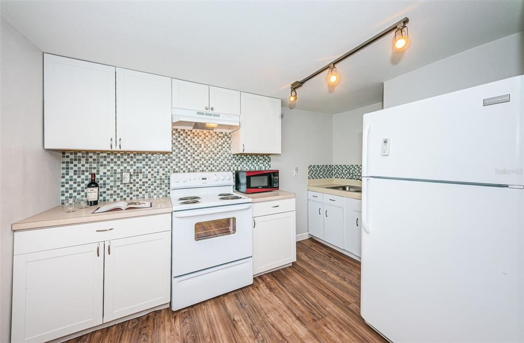 For Sale: $299,999 (2 beds, 2 baths, 1370 Square Feet)