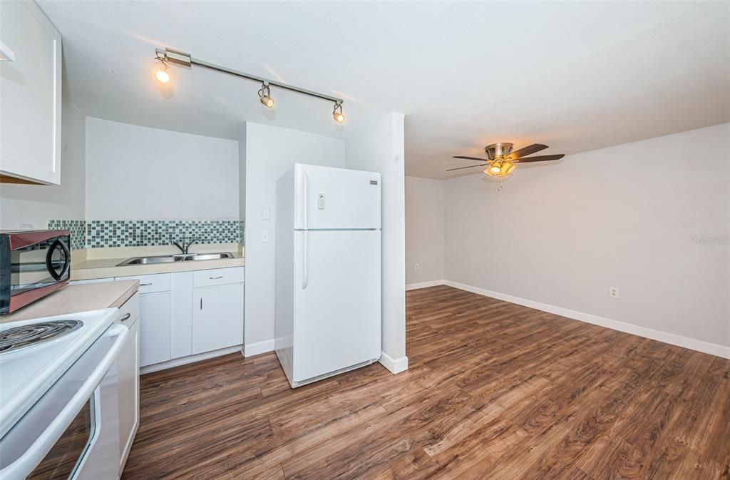 For Sale: $299,999 (2 beds, 2 baths, 1370 Square Feet)