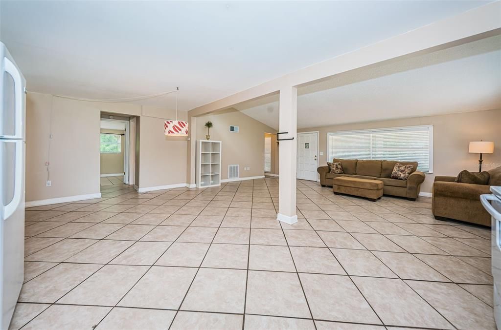 For Sale: $299,999 (2 beds, 2 baths, 1370 Square Feet)