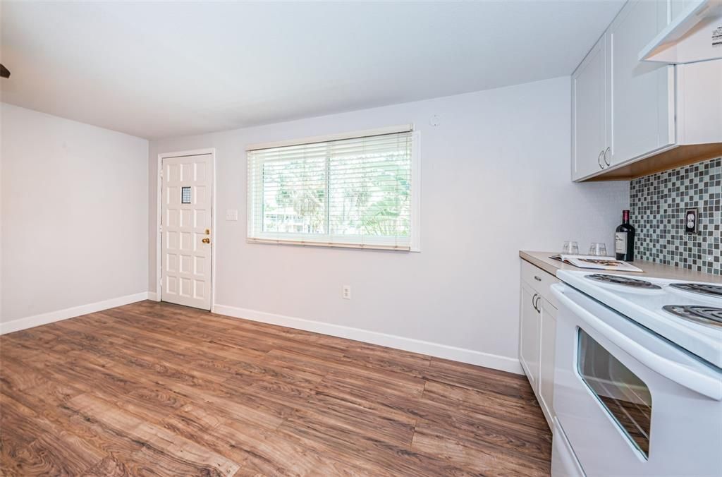 For Sale: $299,999 (2 beds, 2 baths, 1370 Square Feet)