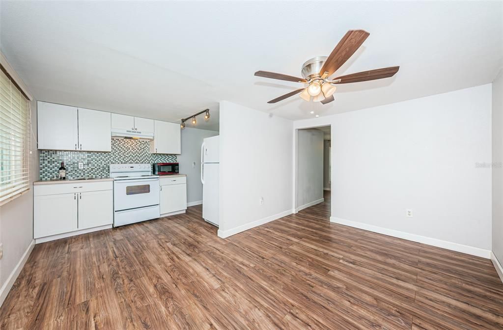 For Sale: $299,999 (2 beds, 2 baths, 1370 Square Feet)