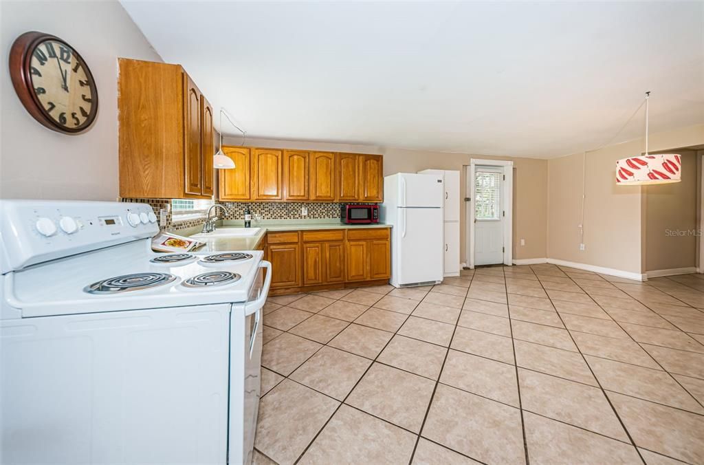 For Sale: $299,999 (2 beds, 2 baths, 1370 Square Feet)