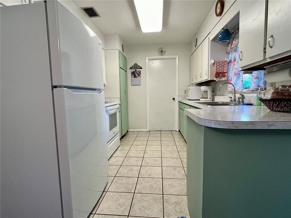 For Sale: $245,500 (2 beds, 1 baths, 1094 Square Feet)