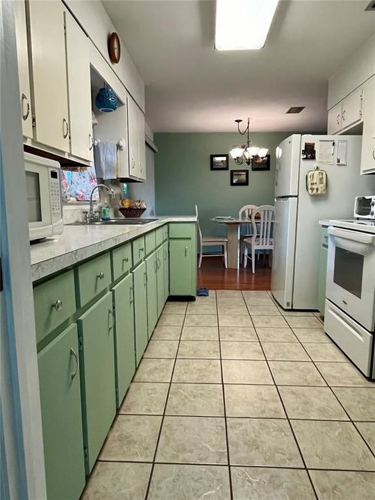 For Sale: $245,500 (2 beds, 1 baths, 1094 Square Feet)