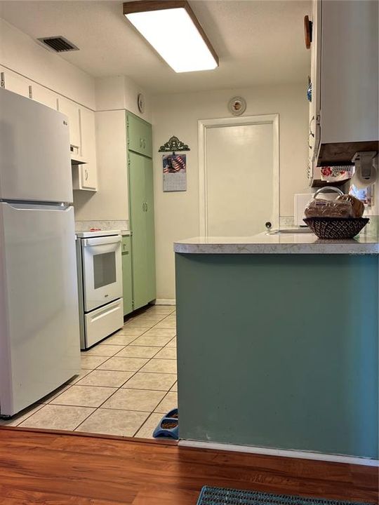 For Sale: $245,500 (2 beds, 1 baths, 1094 Square Feet)