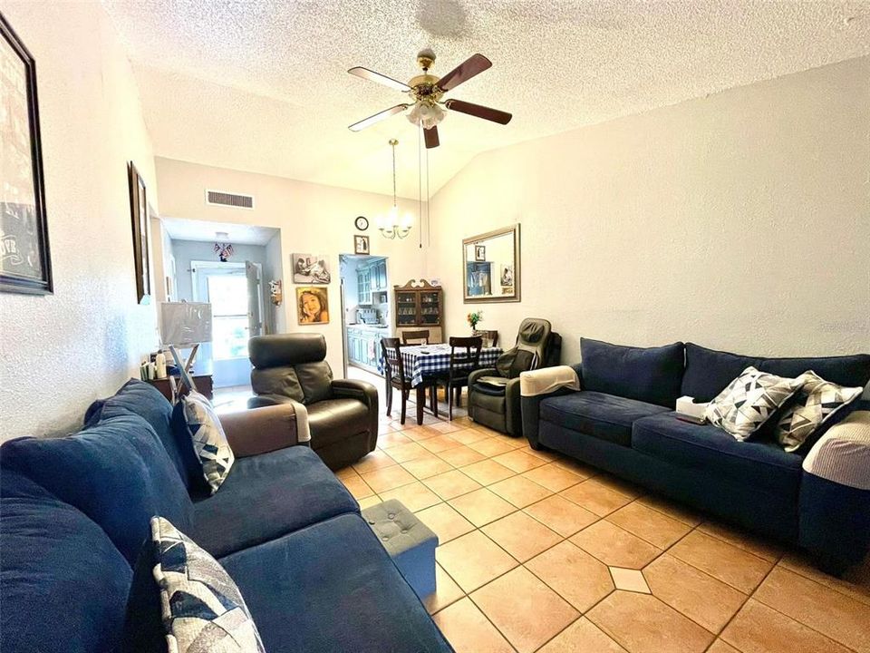 En Venta: $268,000 (2 camas, 1 baños, 876 Pies cuadrados)