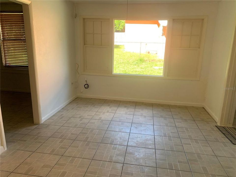 For Sale: $175,000 (2 beds, 1 baths, 828 Square Feet)