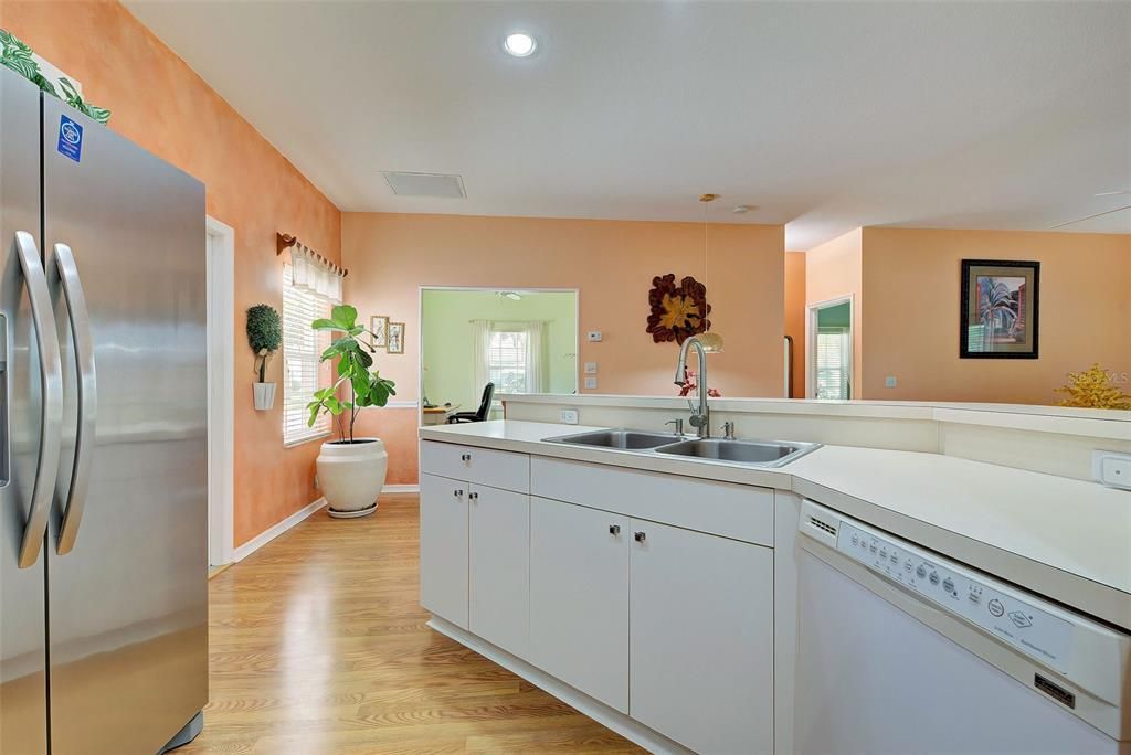 For Sale: $269,900 (2 beds, 2 baths, 1190 Square Feet)