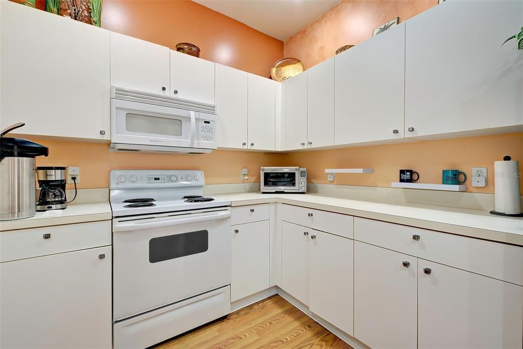 For Sale: $269,900 (2 beds, 2 baths, 1190 Square Feet)