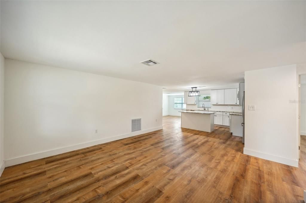 For Sale: $299,900 (3 beds, 2 baths, 1329 Square Feet)