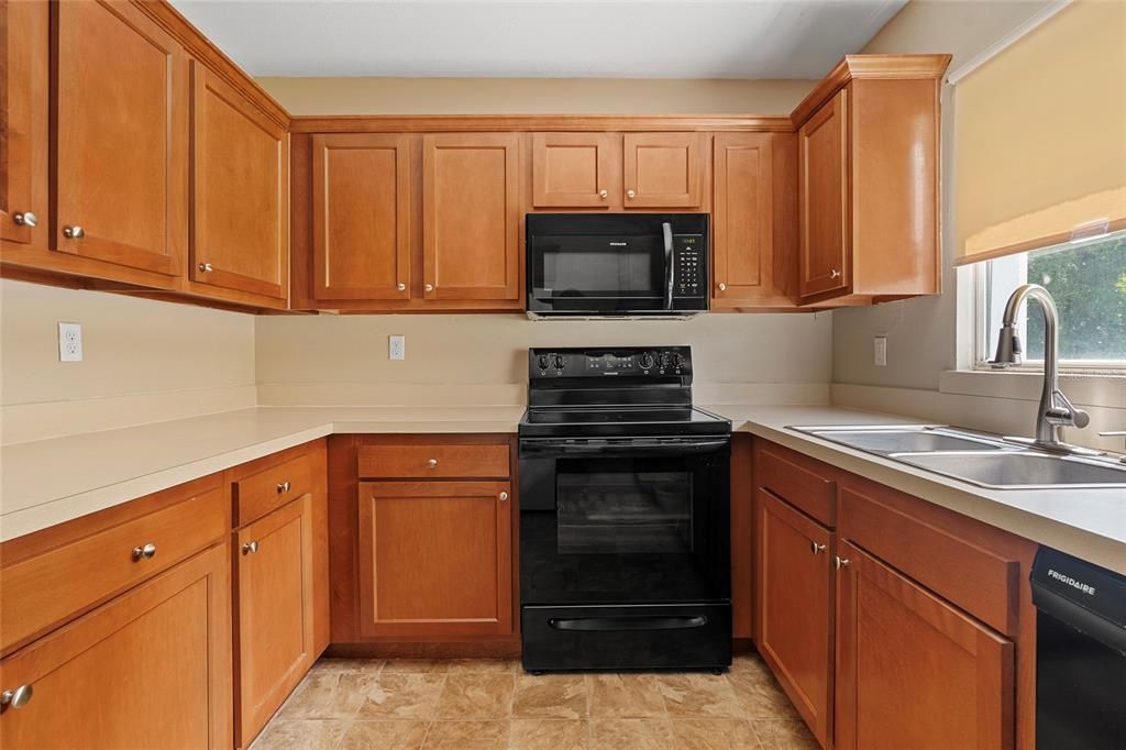 For Sale: $273,000 (2 beds, 2 baths, 1101 Square Feet)