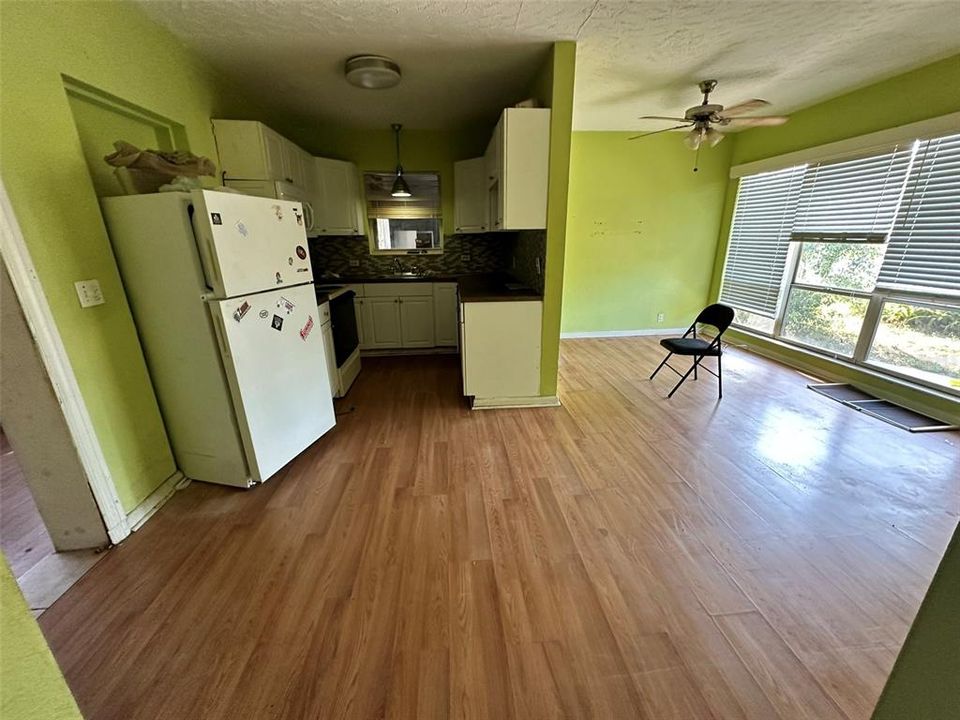 For Sale: $295,000 (2 beds, 1 baths, 900 Square Feet)