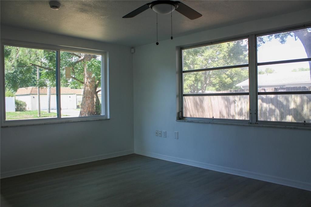 For Sale: $269,000 (2 beds, 1 baths, 1128 Square Feet)