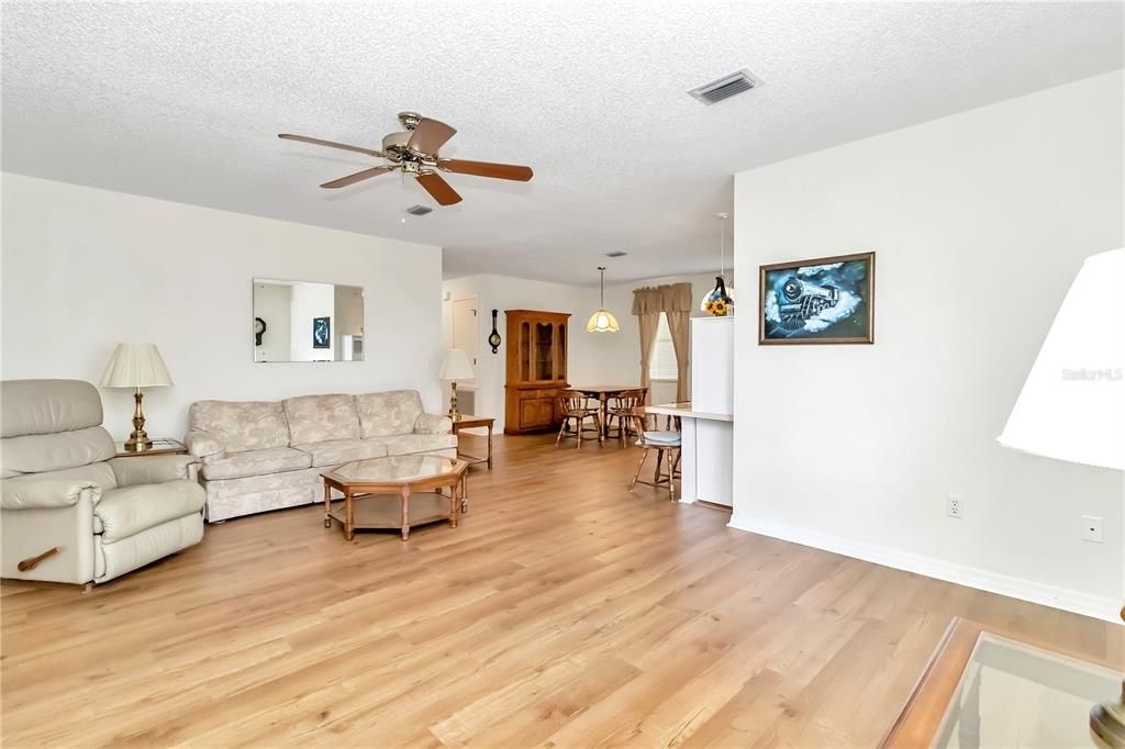 For Sale: $280,000 (2 beds, 2 baths, 1144 Square Feet)