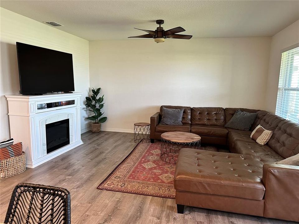 For Rent: $1,950 (3 beds, 2 baths, 1690 Square Feet)