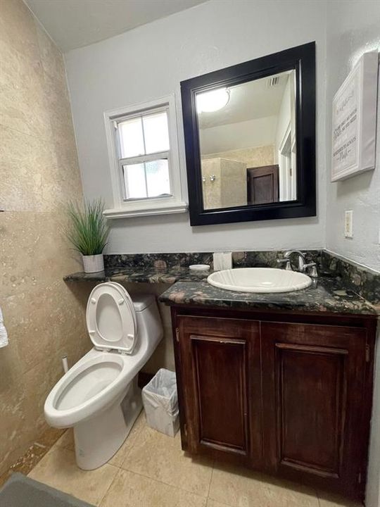 Suite bathroom