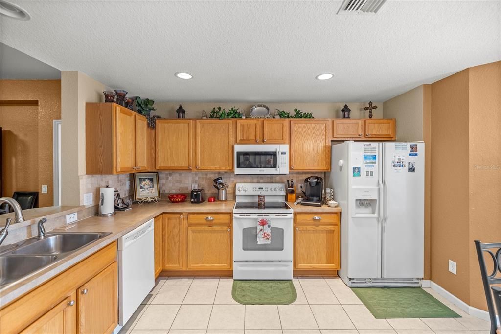 For Sale: $279,500 (2 beds, 2 baths, 1465 Square Feet)